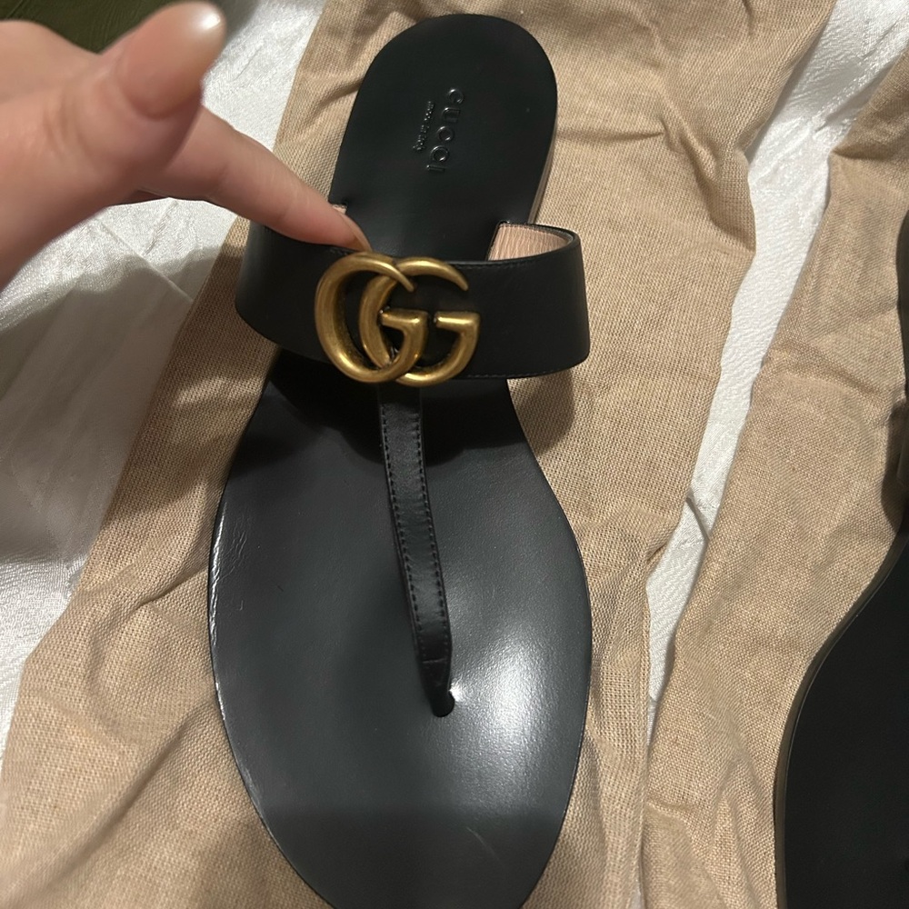 Gucci Women's Marmont Thong Sandals - Black Sandals Gold Hardware GOOD AS NEW - Picture 6 of 15